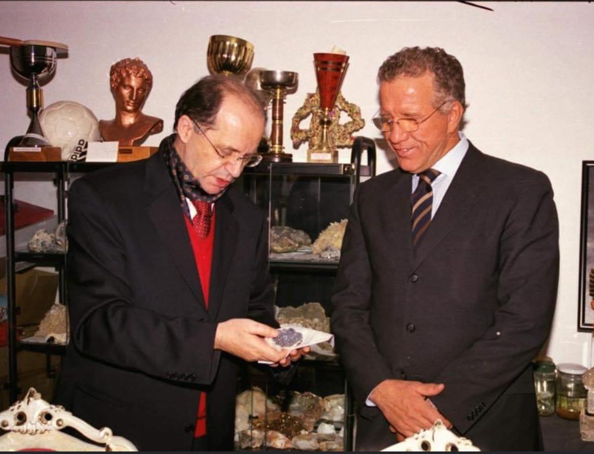 Pacolli ndan foto krahas Rugovës: Njeriu që me qetësi të hekurt ndërtoi themelet e shtetësisë sonë