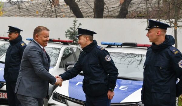 Njoftimi i Policisë: Drejtori Hoxha ndan vetura për policë patrullues