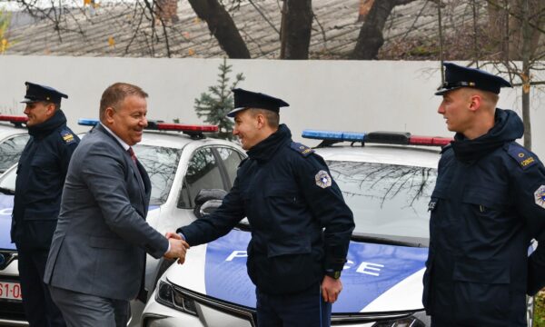 Njoftimi i Policisë: Drejtori Hoxha ndan vetura për policë patrullues