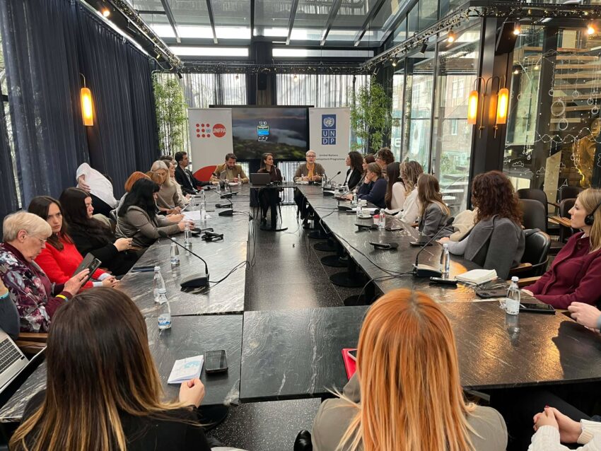 Dhuna digjitale ndaj grave po rritet dhe po i përjashton nga hapësira publike