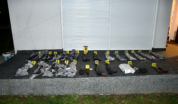 Shtetasi suedez që u kap me mbi 50 mijë euro dyshohet për tregti armësh