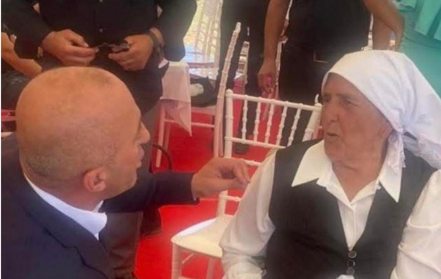  Ia fali Kosovës djalin   Haradinaj ngushëllon familjen Vishaj për vdekjen e nënës së dëshmorit