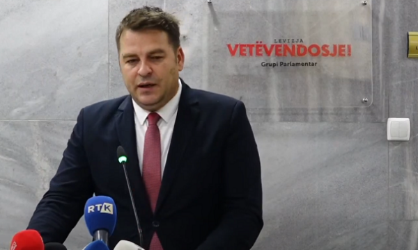 Pyetet për reagimin e ambasadave  Muja s i pranon pyetjet e gazetarëve  jashtë temës   ua uron vitin e ri