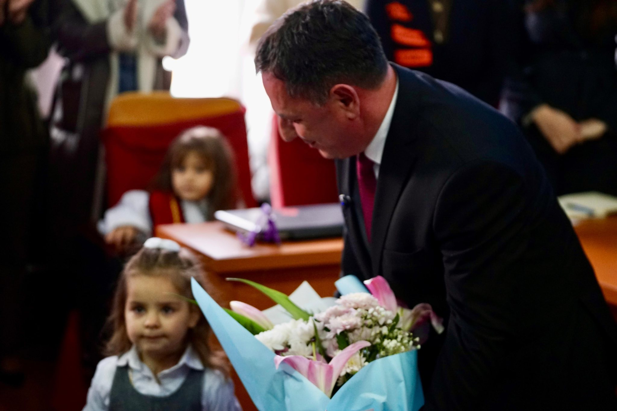 Betohet Kastrati, bën homazhe te varrezat e dëshmorëve në Malishevë e Kleçkë