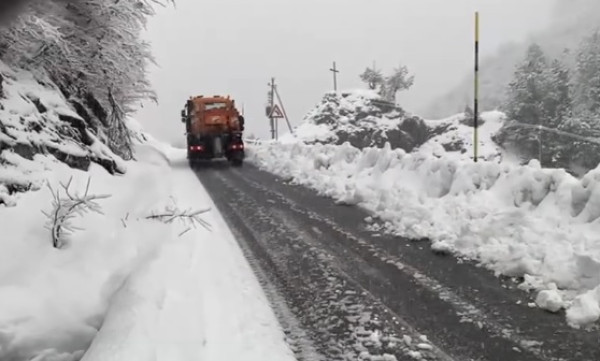 Rinisin reshjet e borës  nis pastrimi i rrugëve Bogë Theth  Hani i Hotit Dogana Vermosh