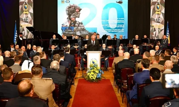 Raportohet se oficerët serbë bojkotuan një ceremoni të Forcave të Armatosura të Bosnjës – për shkak të përfaqësuesve nga Kosova