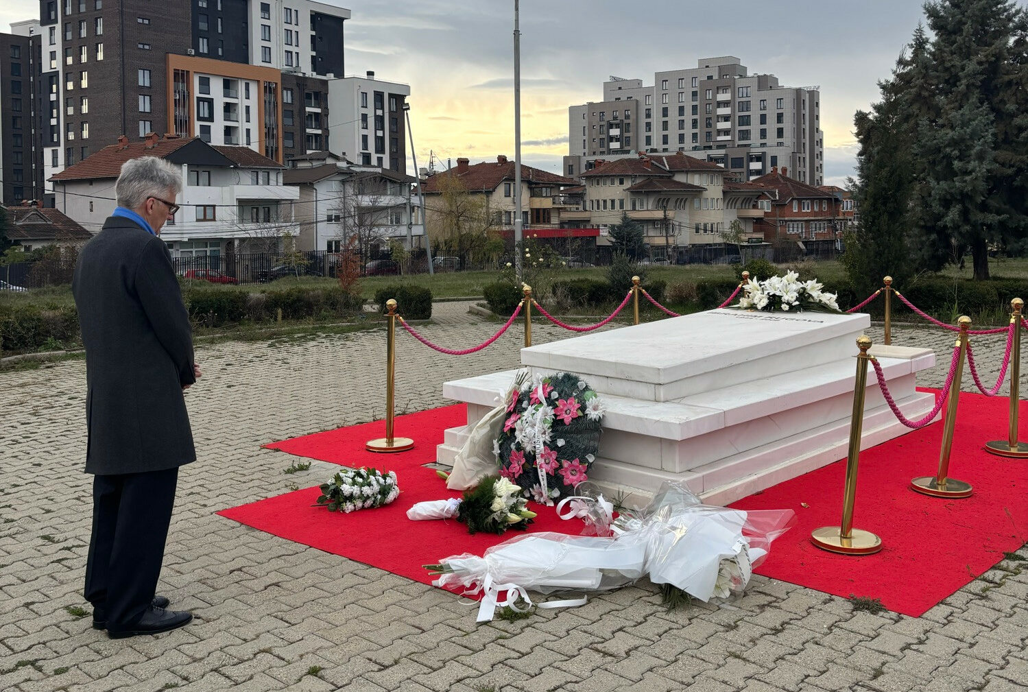 Ambasadori gjerman nderon Rugovën  Avokat i zgjidhjes së konflikteve pa dhunë