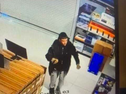 Policia publikon fotografinë e një të dyshuari për vjedhje  kërkon ndihmë për identifikimin e tij