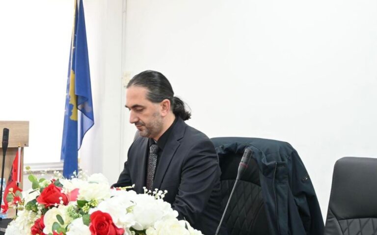 Valon Prebreza betohet si kryetar i ri i Fushë-Kosovës