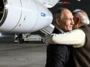 Putini mbërrin në Indi, pritet me përqafim nga Modi