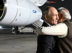 Putini mbërrin në Indi, pritet me përqafim nga Modi