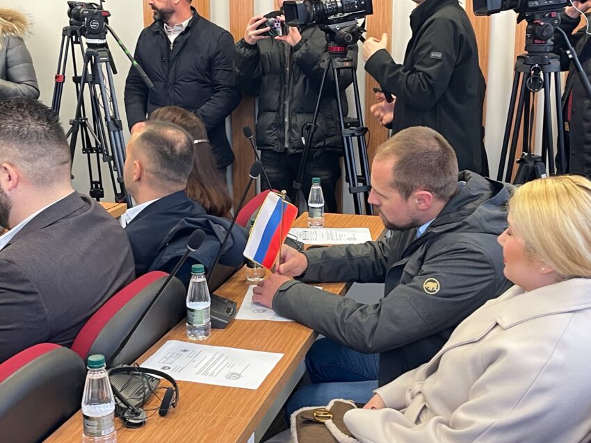 Asamblisti vendos flamurin serb para vetës teksa pritet betimi i kryetarit të Mitrovicës Veriore