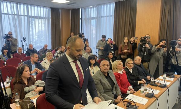 Asamblistja Aida Doli bashkë me foshnjën e saj Kuvend Komunal të Mitrovicës së Veriut derisa bëhet inauguruimi