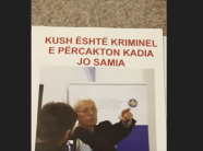 Veterani i UÇK-së proteston para KQZ-së me pankarta me foton e Kurteshit nga përplasja me mediat