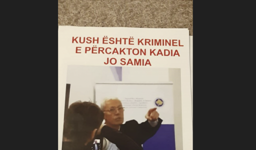 Veterani i UÇK-së proteston para KQZ-së me pankarta me foton e Kurteshit nga përplasja me mediat