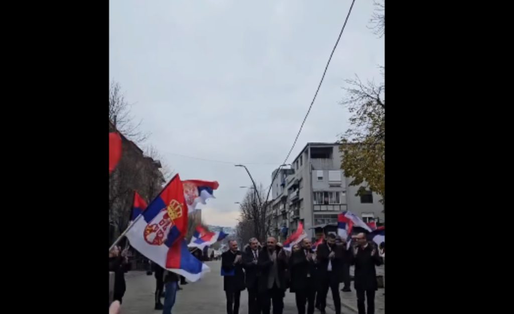 Me flamuj të Serbisë e brohoritma “fitore, fitore”, festohet rikthimi i Listës Serbe në Mitrovicë të Veriut