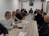 Përfaqësues të Srpska’s në Rashkë për takim me Petkoviqin pasi kryetarët e tyre u kthyen në zyra