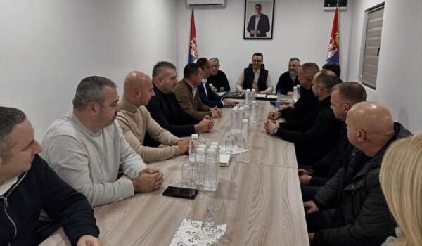 Përfaqësues të Srpska’s në Rashkë për takim me Petkoviqin pasi kryetarët e tyre u kthyen në zyra