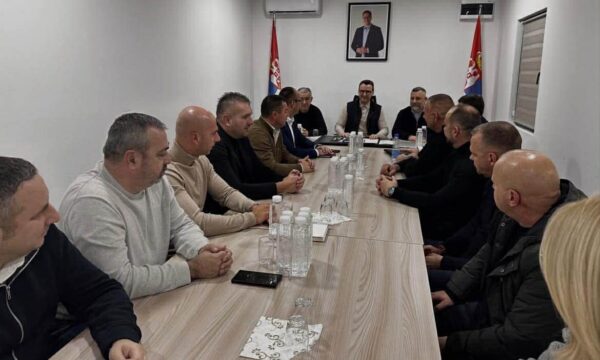 Përfaqësues të Srpska’s në Rashkë për takim me Petkoviqin pasi kryetarët e tyre u kthyen në zyra