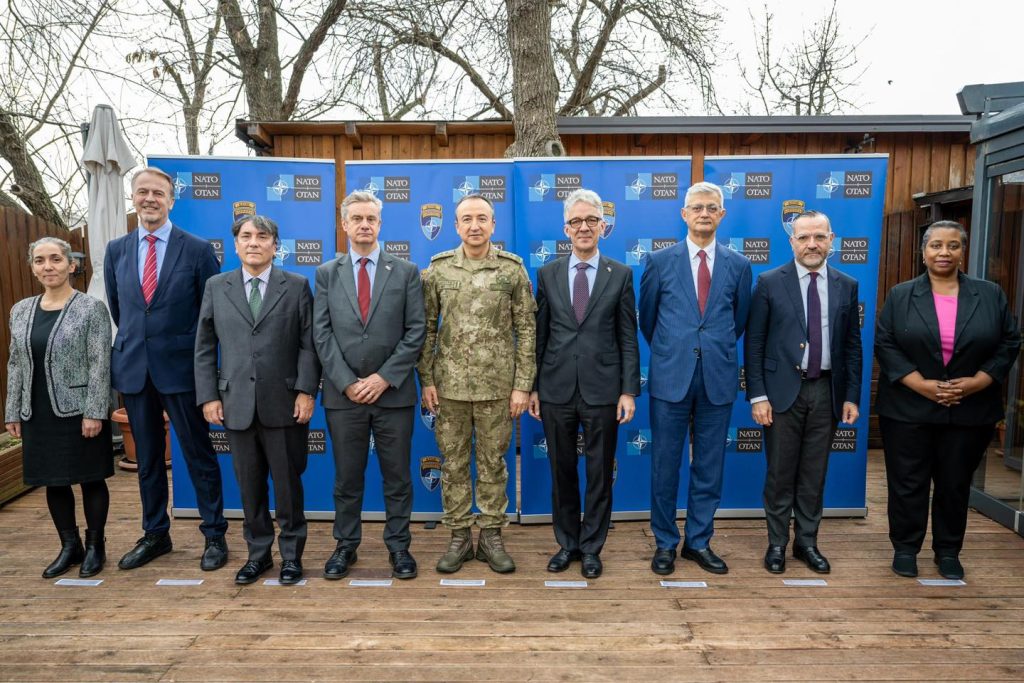 Komandanti i KFOR-it takon diplomatët, flasin për sigurinë