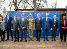 Komandanti i KFOR-it takon diplomatët, flasin për sigurinë