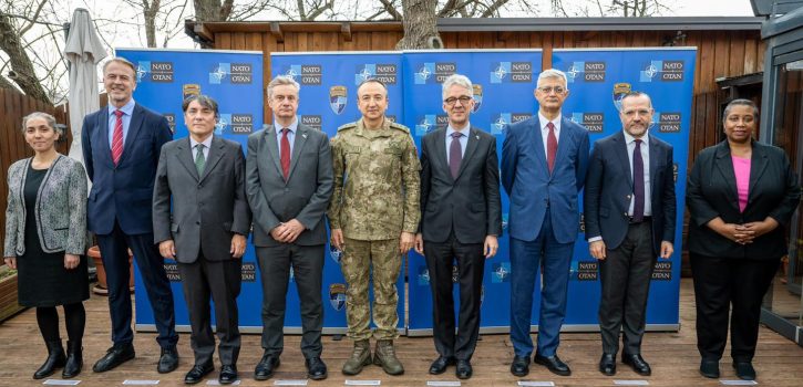 Komandanti i KFOR-it takon diplomatët, flasin për sigurinë