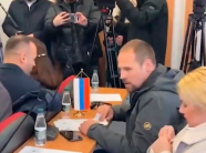 Asamblisti serb i reagon burrit të Presidentes: Përpara e kisha flamurin serb, ma lejon ligji dhe kushtetuta