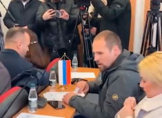 Asamblisti serb i reagon burrit të Presidentes: Përpara e kisha flamurin serb, ma lejon ligji dhe kushtetuta