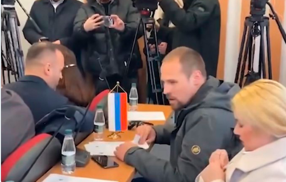 Asamblisti serb i reagon burrit të Presidentes: Përpara e kisha flamurin serb, ma lejon ligji dhe kushtetuta