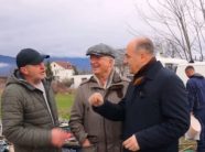 Enver Hoxhaj e Xhavit Haliti në tregun e Pejës, kërkojnë “çelës që e çmonton qeverinë, që ia heq shrafat”