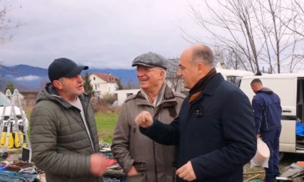 Enver Hoxhaj e Xhavit Haliti në tregun e Pejës, kërkojnë “çelës që e çmonton qeverinë, që ia heq shrafat”