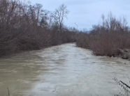 Mediat lokale: Policia me dron e gjeti trupin e pajetë në lum në Klinë, gruaja ishte shtatzënë