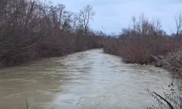 Mediat lokale: Policia me dron e gjeti trupin e pajetë në lum në Klinë, gruaja ishte shtatzënë