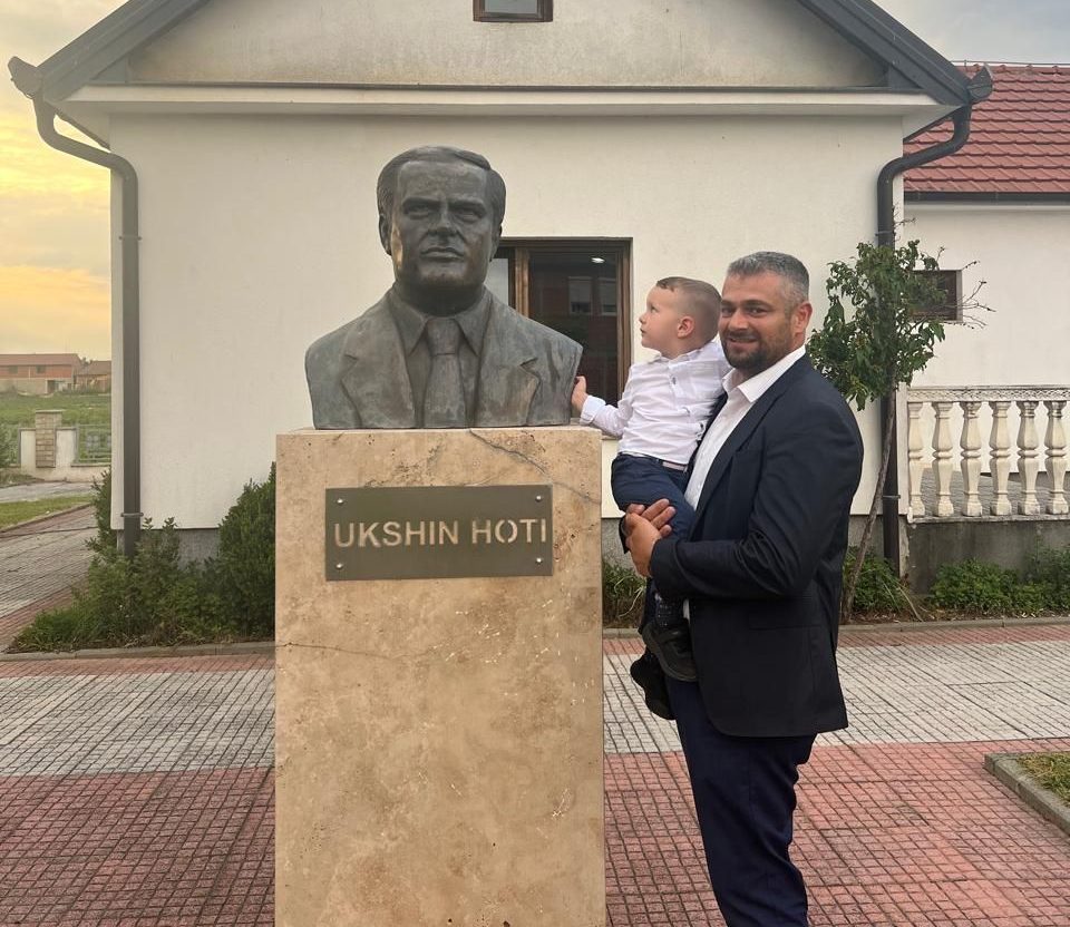Pasi hyri në listën e VV-së, Andin Hoti me të birin tek busti i babait të tij: Kosova është e jona, e askujt tjetër