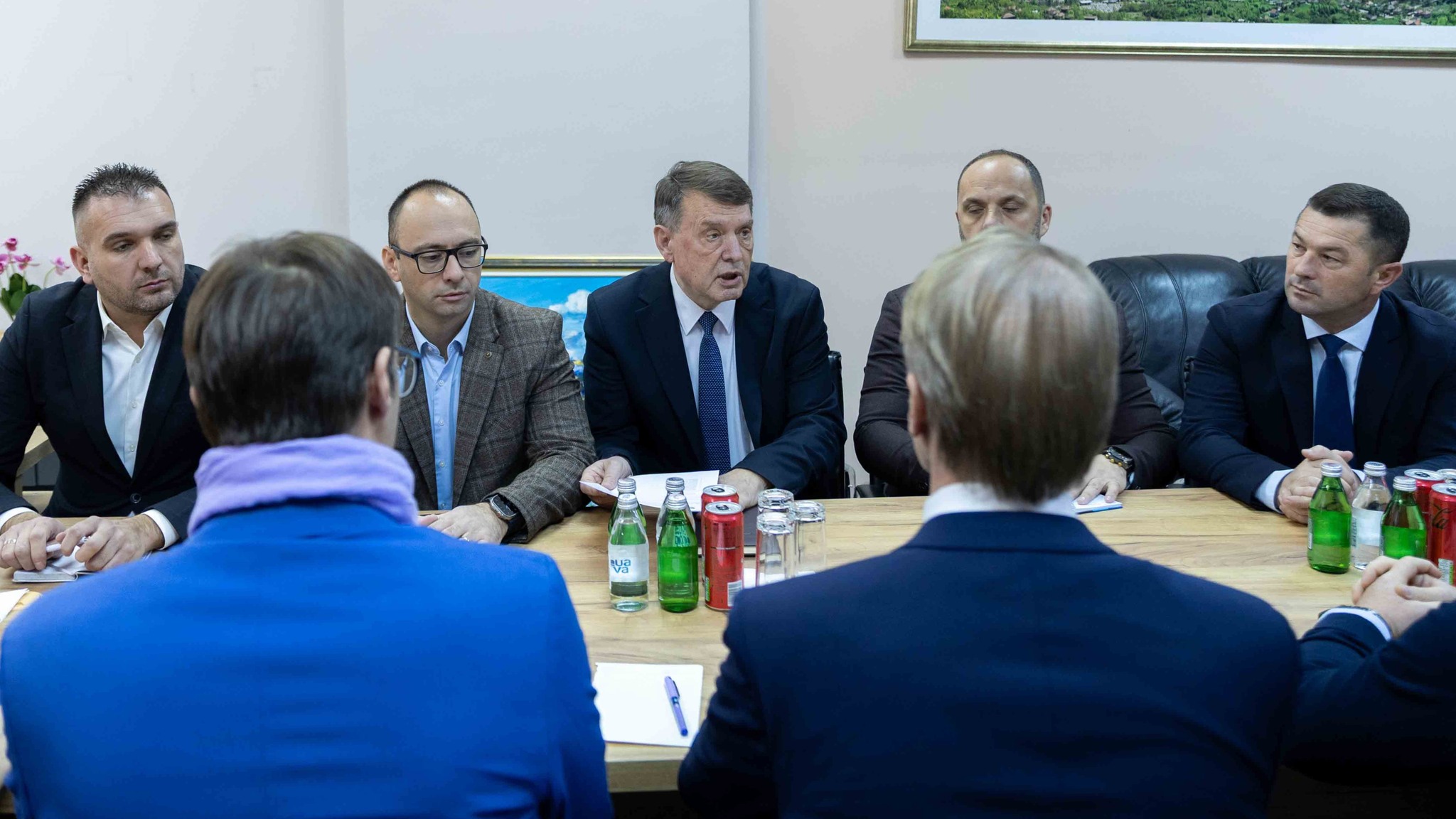 Orav takohet me kryetarët serbë të veriut, i lumtur me transferimin e pushtetit dhe kërkon bashkëpunim