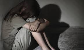 Gjyshërit rrahin mbesën e tyre të mitur në Mitrovicë