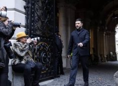 Zelensky arrin në Romë, takohet fillimisht me Papën, pastaj me Melonin