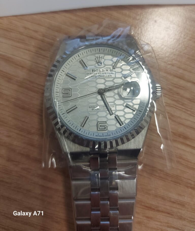 Dogana ndalon dy orë luksoze në valixhen e një qytetari në aeroportin “Adem Jashari”