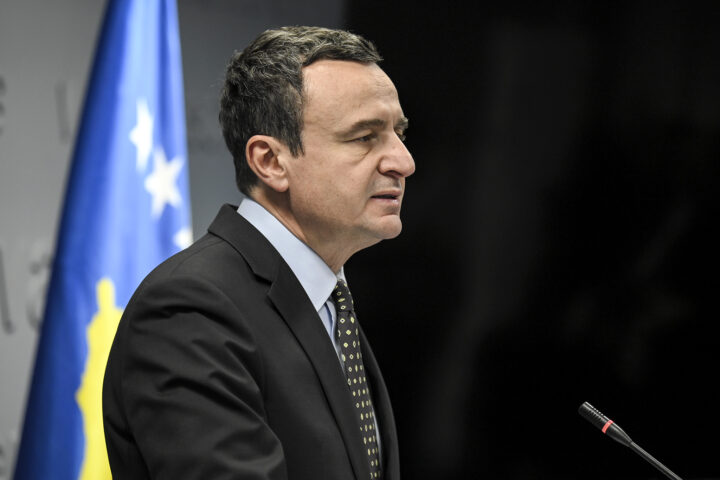 Albin Kurti: Nga 1 janari paga minimale bëhet 425 euro bruto, në korrik 500