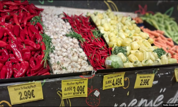 Festat e shtrenjta: Çmimet rrisin barrën për familjet kosovare