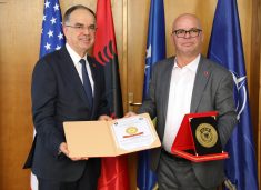 Presidenti Begaj viziton Rahovecin, dekorohet nga Smajl Latifi