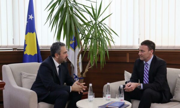 Zgjedhjet e 28 dhjetorit, zyrtari i DASH’it që po qëndron në Kosovë, shkon për vizitë në KQZ