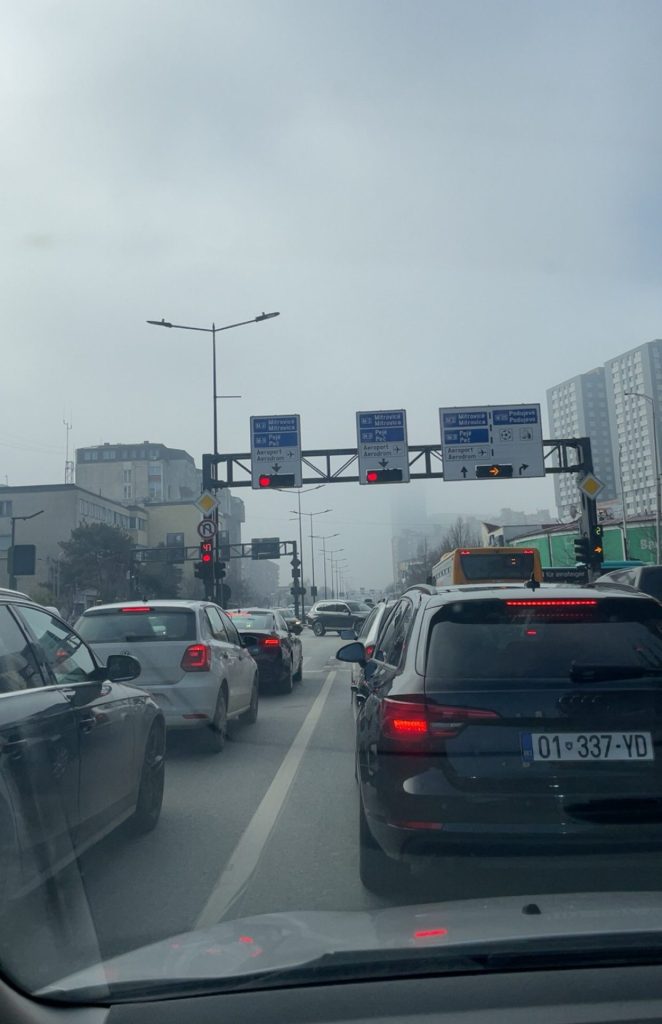 Policia apelon shoferët: Përdorni dritat, mjegulla po krijon rrezik në rrugë