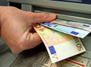 Ekonomisti Mustafa për rritjen e pagës minimale: Vendim i pamatur dhe popullist