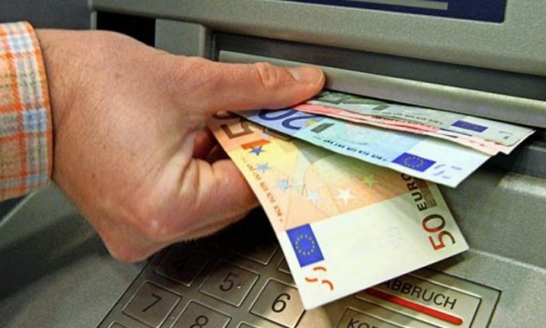 Ekonomisti Mustafa për rritjen e pagës minimale: Vendim i pamatur dhe popullist