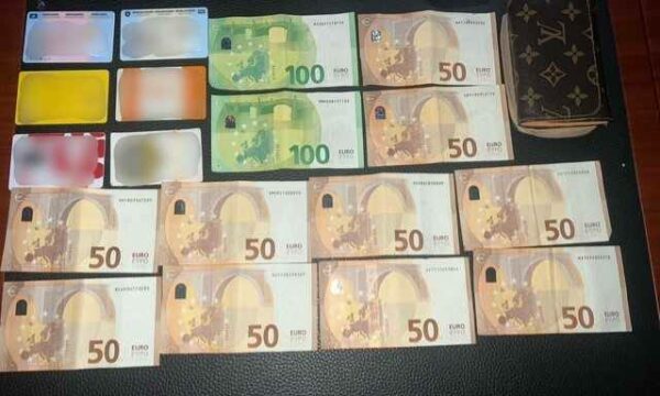 E gjeti kuletën me 700 euro, qytetari në Prishtinë e dorëzon atë në Polici