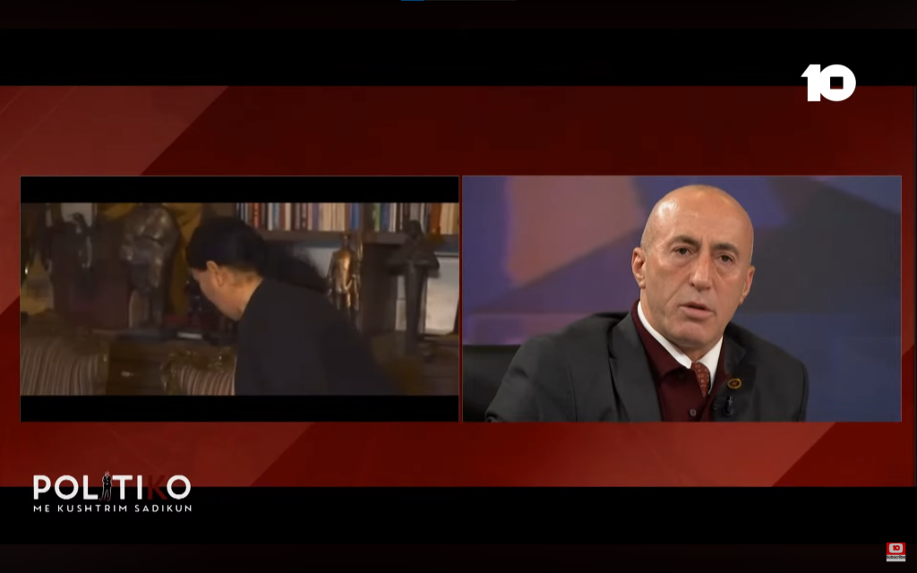 Ramush Haradinaj përlotet gjersa sheh videon e nënës së tij duke vajtuar për djemtë e vrarë gjatë luftës