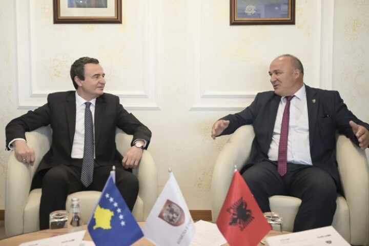 Kurti vendos sot gurthemelin e stadiumit “Zahir Pajaziti” në Podujevë