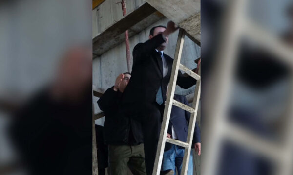 Kurti ngjitet në shkallë për të inspektuar pishinën në Podujevë, dikush i thotë “mos lësho pe”