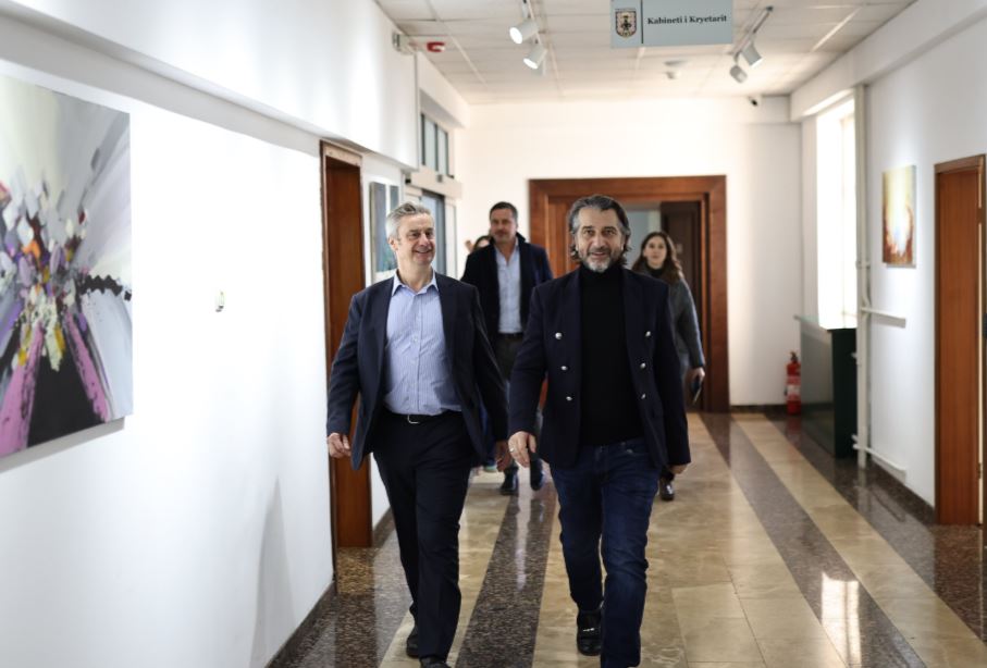 Ambasadori britanik i shkon në zyrë Përparim Ramës, e përgëzon për mandatin e ri